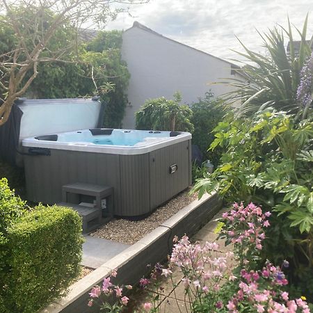 Bryntirion Farmhouse Apartment With Hot Tub Llanfair Caereinion Екстер'єр фото